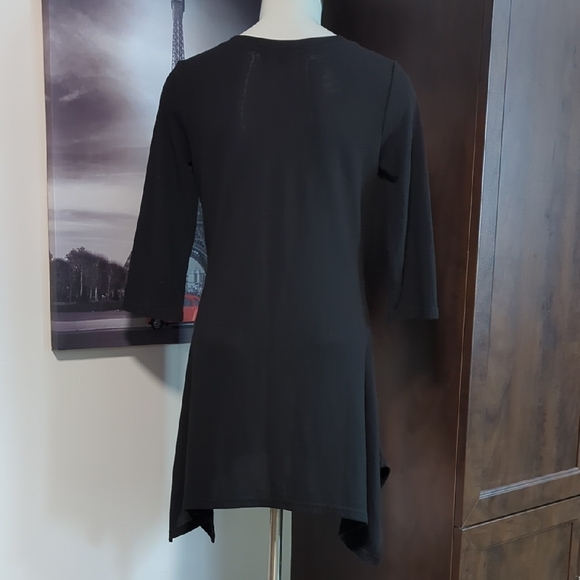 Chic Black Graphic Tunic Top - Picture 7 of 9